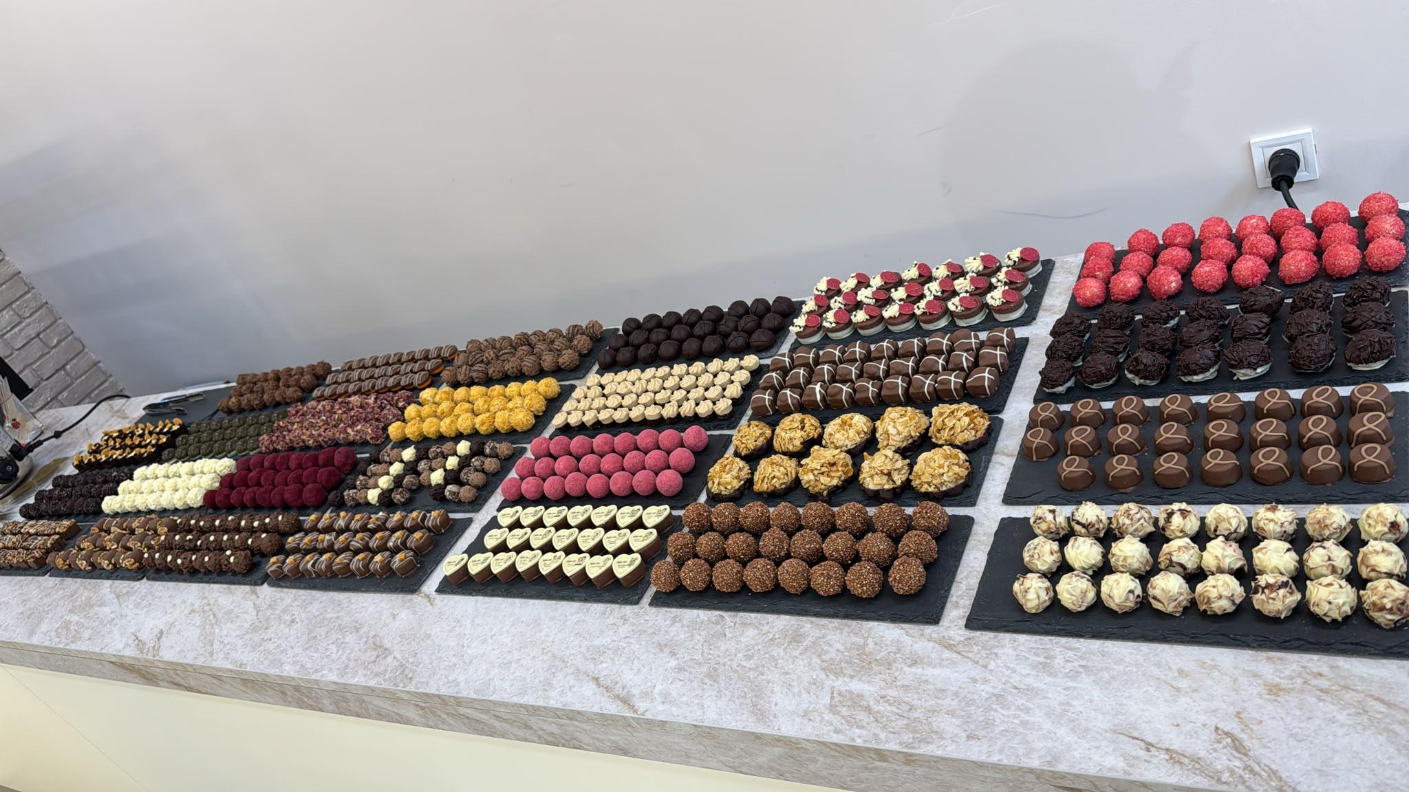 Vitrină Pralio cu o selecție amplă de praline artizanale