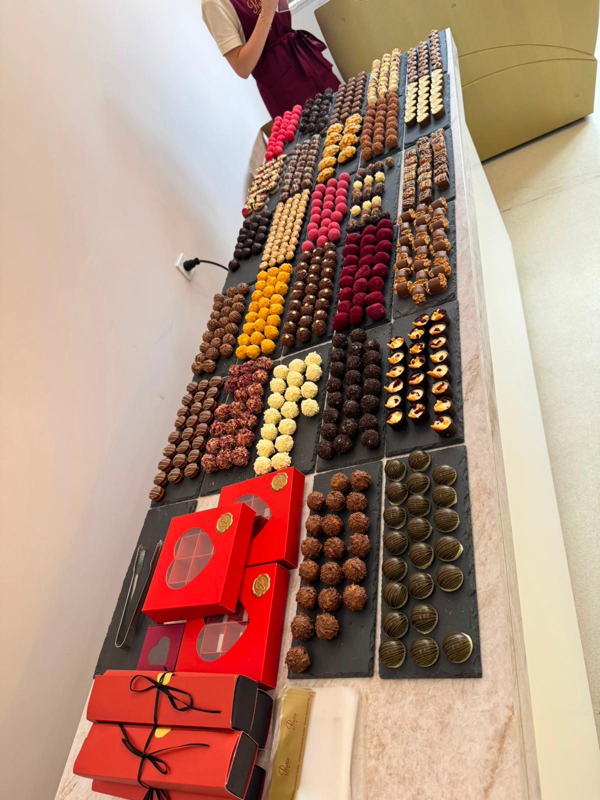Vitrină Pralio cu praline și cutii pentru cadouri